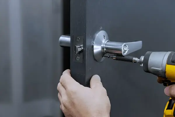 Dépannage Serrurerie Rhône - Un professionnel en intervention d'urgence pour ouvrir une porte verrouillée.