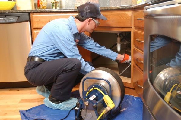 Déboucher un évier : Stratégies Efficaces pour Éviter les Obstructions Récurrentes 1 découvrez nos services de débouchage d'éviers rapides et efficaces. nos experts interviennent rapidement pour résoudre tous vos problèmes de canalisation et restaurer le bon fonctionnement de votre évier. contactez-nous dès maintenant pour un service professionnel et de qualité.