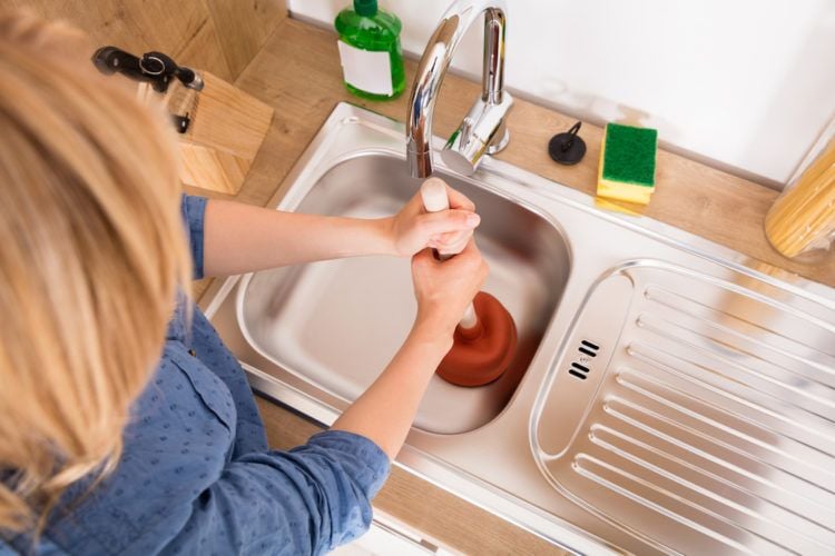 découvrez nos astuces et solutions rapides pour déboucher un évier efficacement. obtenez des conseils pratiques pour résoudre ce problème courant en un rien de temps.