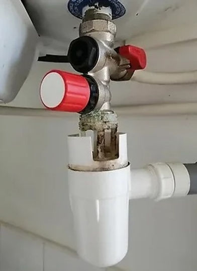 découvrez notre chauffe eau groupe de sécurité pour chauffe-eau, la solution idéale pour garantir la protection de votre installation. assurez-vous d'un fonctionnement optimal et sécurisé de votre chauffe-eau grâce à nos dispositifs de qualité, alliant performance et fiabilité.